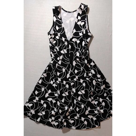 ANN TAYLOR BLACK AND WHITE POPPY PRINTED SLEEVELESS DRESS SIZE 2 - Picture 1 of 7